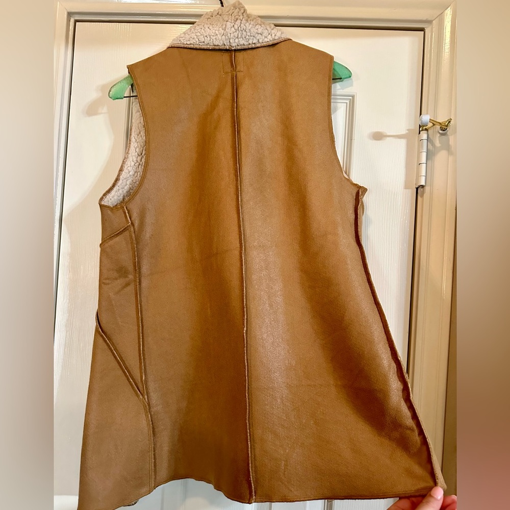 Cherish Faux Leather and Sherpa Vest Women’s Size Medium - Picture 6 of 6